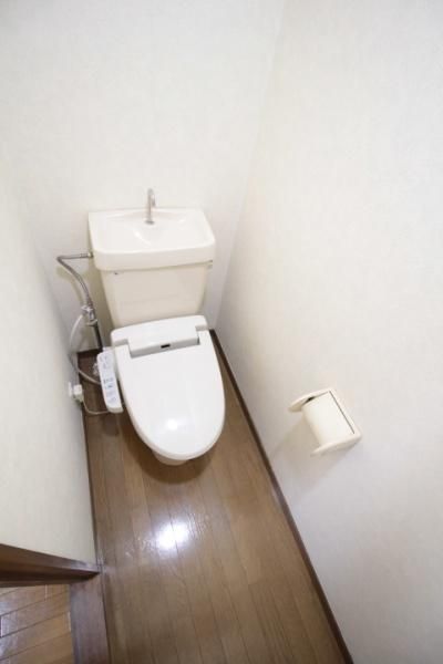 【トイレ】　うれしい温水洗浄便座付♪