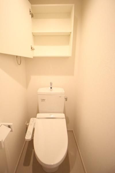 【トイレ】　温水洗浄便座付き♪収納棚もありますよ