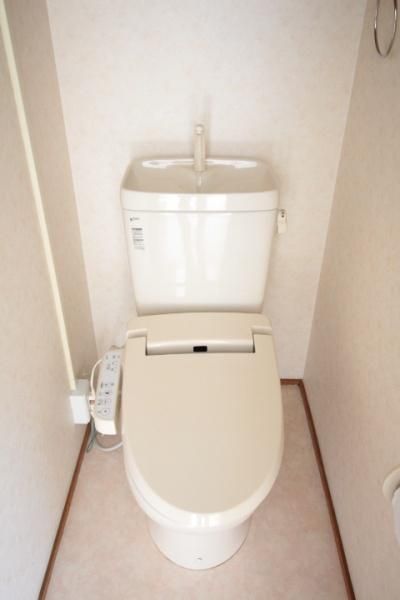 【トイレ】　温水洗浄便座完備のトイレです！