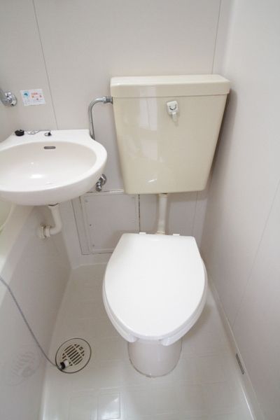 【トイレ】　コンパクトな３点式♪