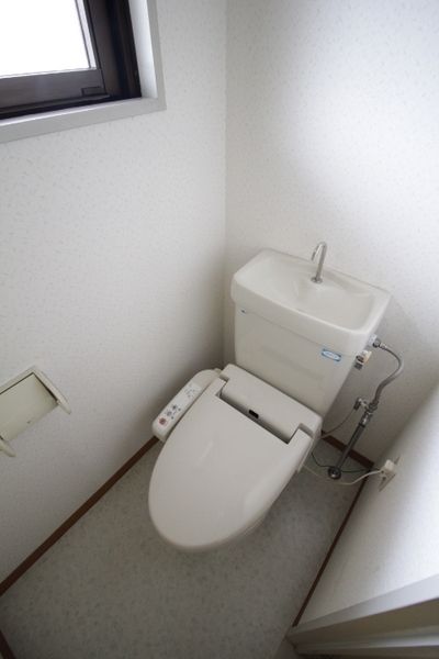 【トイレ】　温水洗浄便座付きです♪